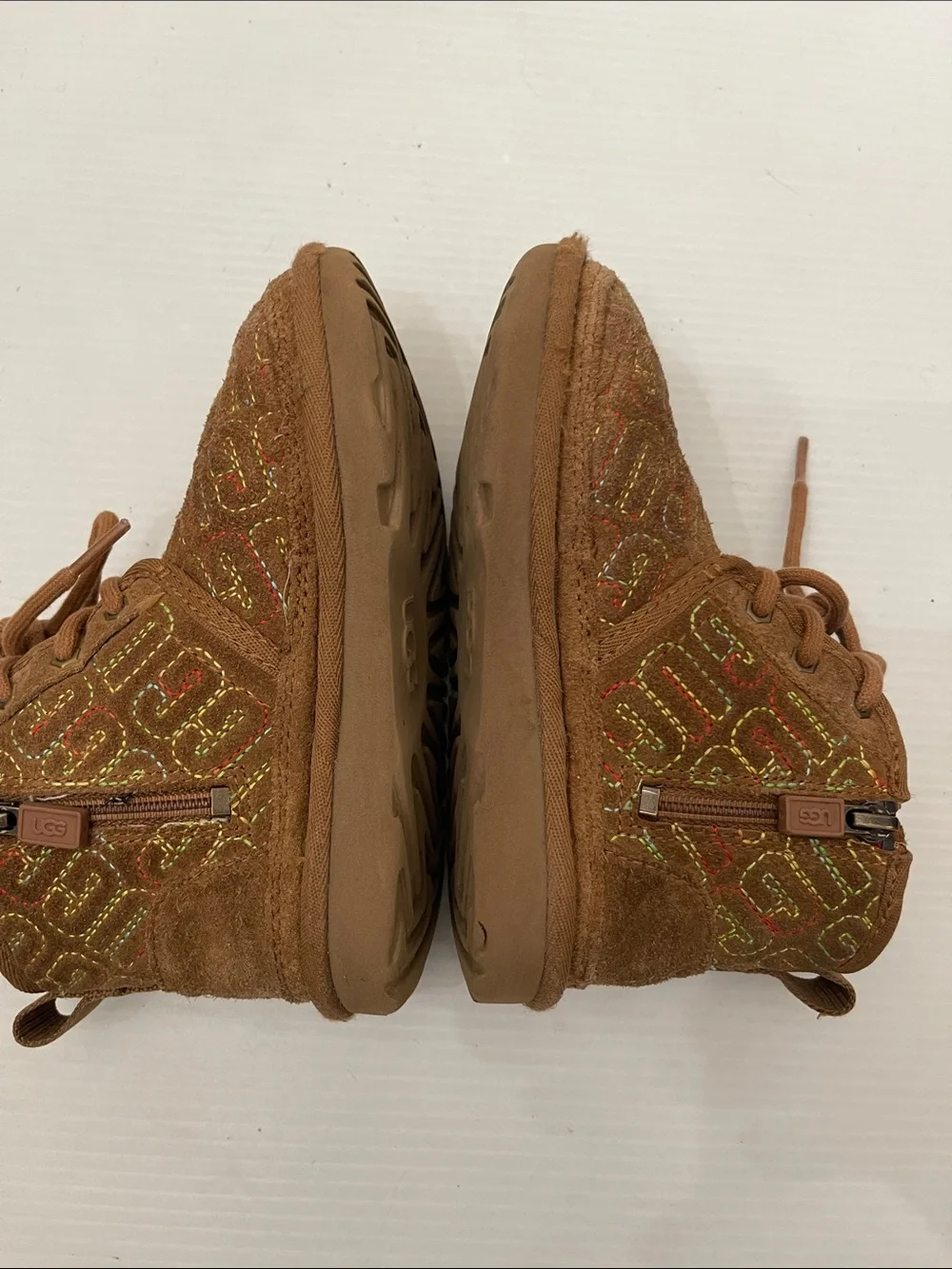 UGG WINTER NEUMEL II GRAPHIC STITCH LOGO LETTERING BOOTS KIDS SIZE 11 (2-5yrs)